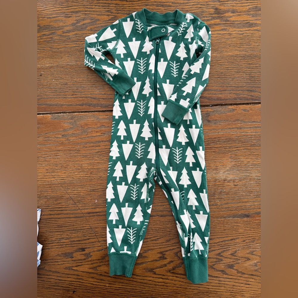 Hanna Andersson green pine trees Zippie Holiday Pajama Set - 2T